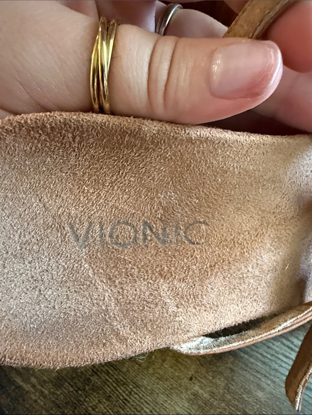 Vionic Brown Leather Ring-Detail Thong Sandals